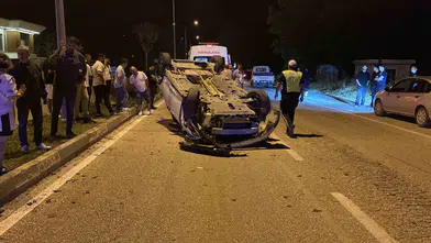 İnegöl'de gece yarısı kaza: Otomobil takla attı, iki kişi hastanelik oldu