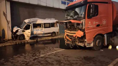 Ümraniye'de sabah saatlerinde servis minibüsü ile atık kamyonu çarpıştı: 2 yaralı