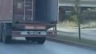 Bursa trafiğinde yürekleri ağza getiren ihmal: Açık dorse kapağıyla kilometrelerce ilerledi