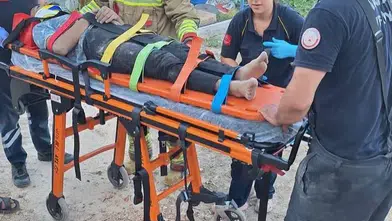 Altınözü'nde traktör kazası: Devrilen aracın altında kalan 3 kişi kurtarıldı