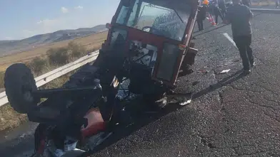 Kars çevre yolunda traktör ve otomobil çarpıştı: 6 yaralı