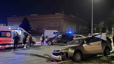 Kayseri'de Sivas Caddesi'nde taksi ile otomobil çarpıştı: Refüje çıkan araçta bir kişi yaralandı