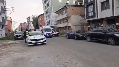 Kars'ta sokak ortasında silahlı saldırı: Motosikletini bırakıp kaçtı