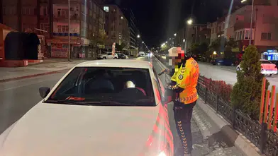 Fuzuli Caddesi'nde direksiyon başında sızan sürücüye ağır fatura