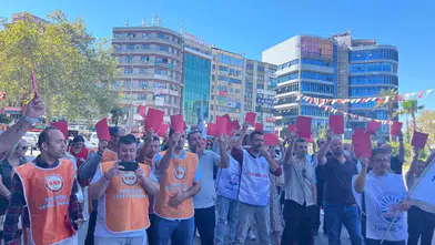Konak Belediyesi'nde maaş krizi: İşçilerden yönetime kırmızı kartlı protesto