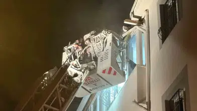 Çorum'da apartman dairesinde çıkan yangın paniği: 7 kişi itfaiye merdiveniyle kurtarıldı