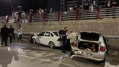 Kayseri'deki zincirleme kazada yaralılar hastaneye kaldırılırken meraklı vatandaşlar trafiği kilitledi