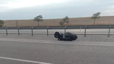 Konya-Ankara kara yolunda motosiklet kazası: Bir genç yaralandı