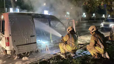 Dolmabahçe Sarayı önünde gece yarısı araç yangını paniği