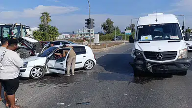 Manavgat'ta trafik ışıkları çalışmayınca tur minibüsü ile otomobil çarpıştı