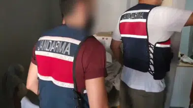 Adana'da jandarma baskını: Kaleşnikof ve binlerce uyuşturucu hap ele geçirildi