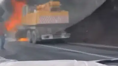 Bursa-İnegöl yolunda seyir halindeki iş makinesi küle döndü