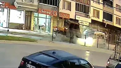 Bursa'da tarım işçilerini taşıyan panelvanın karıştığı kaza güvenlik kamerasına yansıdı