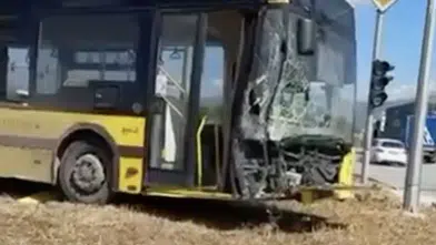 Gemlik'te belediye otobüsü kontrolden çıktı: Trafik ışıkları trafosuna çarparak durabildi