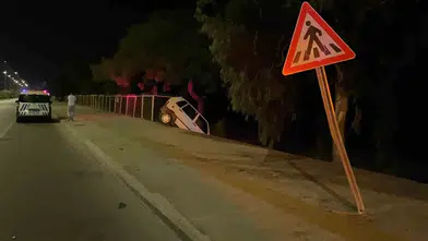Erdemli'de kontrolden çıkan otomobil tabiat parkının çitlerinde asılı kaldı