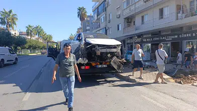Alanya'da kontrolden çıkan otomobil dehşet saçtı: Durakta bekleyenlere çarptı