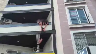 İskenderun'daki operasyonda balkondan kaçış girişimi kameraya yansıdı