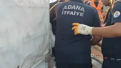 Ceyhan'da kamyonet tıra çarptı: İki kişi olay yerinde yaşamını yitirdi