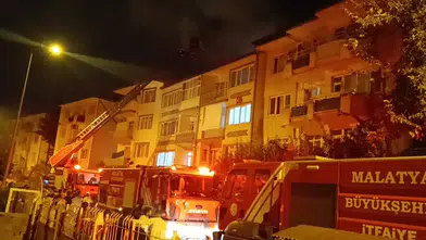 Yeşilyurt'ta gece yarısı paniği: 4 katlı binanın çatısı alevlere teslim oldu