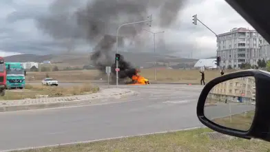 Seyir halindeki kamyonetin kasasında çıkan yangın trafiğin ortasında paniğe yol açtı