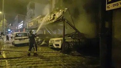 Kepez'de oto galeride başlayan yangın apartmana sıçradı: 4 araç kullanılamaz hale geldi