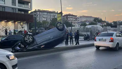Güngören'de kontrolden çıkan otomobil taksiye çarparak ters döndü