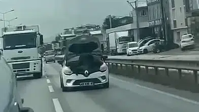 Bursa trafiğinde akıllara durgunluk veren görüntü: Hareket halindeki aracın kaputunda tamirat