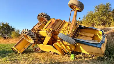 Beyşehir'de tarla yolunda kaza: Biçerdöver devrildi, operatör hastanelik oldu