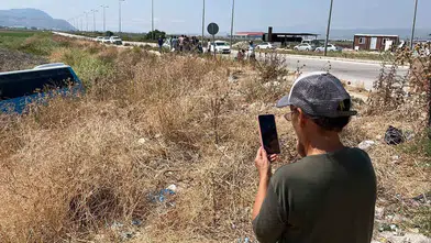 Antakya'da devrilen otobüsün başında canlı yayın şaşkınlığı