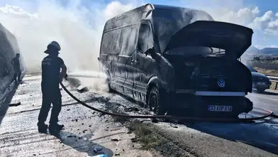 Merzifon yolunda seyir halindeki hırdavat yüklü kamyonet alevlere teslim oldu