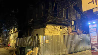 Fatih'te tarihi ahşap binanın üst katı fırtınaya dayanamadı