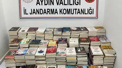 Kuşadası Gece Pazarı'nda korsan kitap operasyonu: Yüzlerce eser toplandı