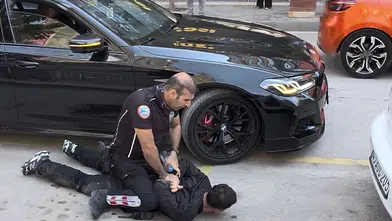 Gazi Caddesi'nde şüpheli hareketler: Havalı tabancayla yakalandı, kaçarken kıskıvrak yakalandı