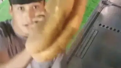 Düzce'de gece yarısı dürüstlük örneği: Kapalı marketten aldıkları ekmeğin parasını kameraya gösterip bıraktılar