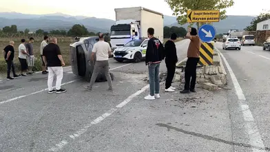 İnegöl'de ani manevra faciaya yol açtı: Refüje çarpan otomobil devrildi