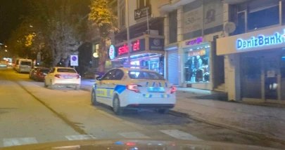 Yan bakma kavgası kanlı bitti: Bacağına saplanan bıçağı çıkarıp tartıştığı kişiyi ağır yaraladı