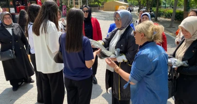 Porsuk Bulvarı’nda tişörtlü buluşma: AK Parti Eskişehir Kadın Kolları gençlerle bir araya geldi