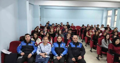 Polis Ekiplerinden Öğrencilere Güvenli İnternet ve Trafik Eğitimi