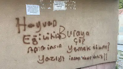 Eskişehir’de Apartman Duvarındaki Notlar Dikkat Çekti