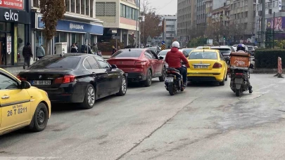 Eskişehir'de Yıkım Trafiği Kilitledi