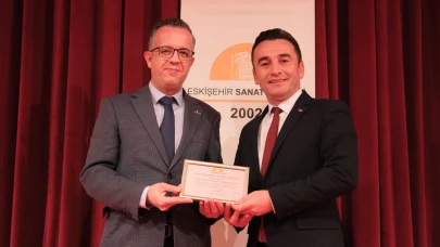 Eskişehir Sanat Derneğinden Başkan Dökmeci'ye Ödül