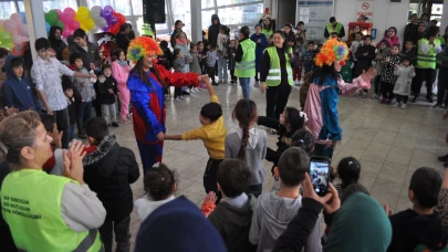 Eskişehir'de Hayırseverler 450 Minik Yavruya Kışlık Bot Hediye Etti