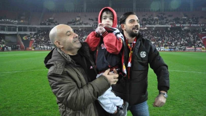 Eskişehirspor’un Maçında 14 Yaşındaki Kelebek Hastası Nurettin Efe Keskin Taraftara Üçlü Çektirdi