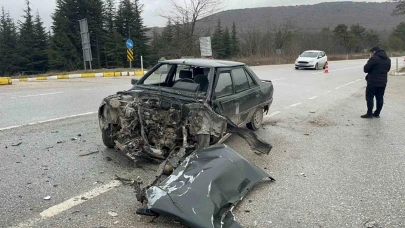 Kavşakta Meydana Gelen Kazada 1 Kişi Yaralandı, İki Araç Kullanılmaz Hale Geldi