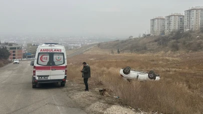 Eskişehir'de Yağışın Etkisiyle Kayganlaşan Yolda Otomobil Şarampole Yuvarlandı