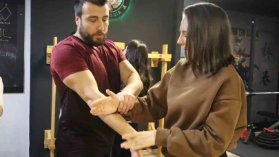 Kız Öğrenciler Tehlikelere Karşı Savunma Sanatı Öğreniyor