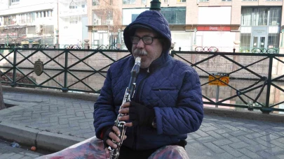 Soğuk, Kar, Yağmur Demeden Yıllardır Sokakta Sanatını İcra Ediyor