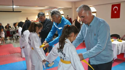 Çiftelerli minik taekwondocular ilk kuşaklarını alarak terfi etti