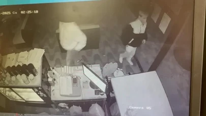 Kentpark’ta gece yarısı hırsızlık: Gençler kameraya yakalandı