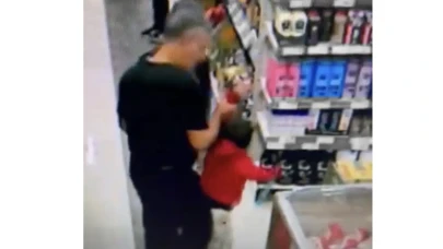 Eskişehir’de Market İçinde Çocuğunu Tekmeleyen Baba Gözaltına Alındı!